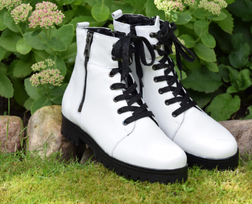 Weiße Stiefel? Ja bitte! 2 weiße Stiefel