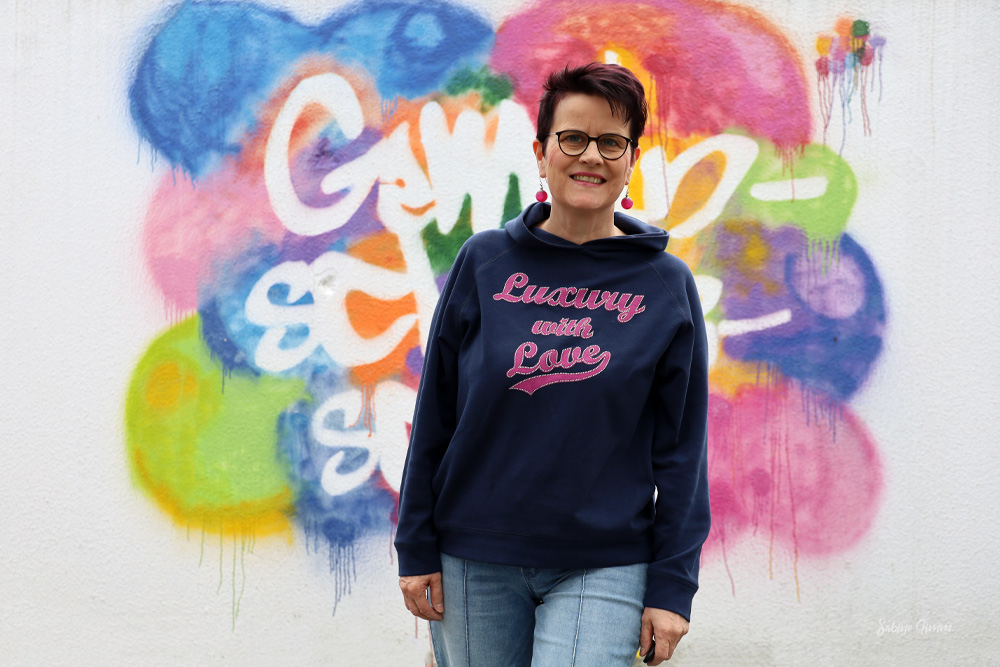 Oversized Hoodie an weiter Jeans getragen 2 Oversized Hoodie an weiter Jeans getragen 1