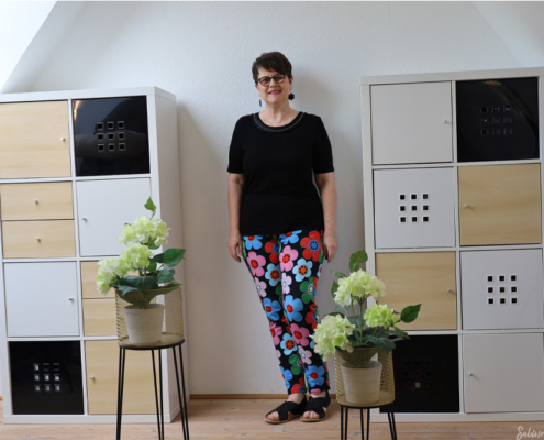 Wie style ich eine Hose mit großem Blumenmuster 1 große blumenmuster
