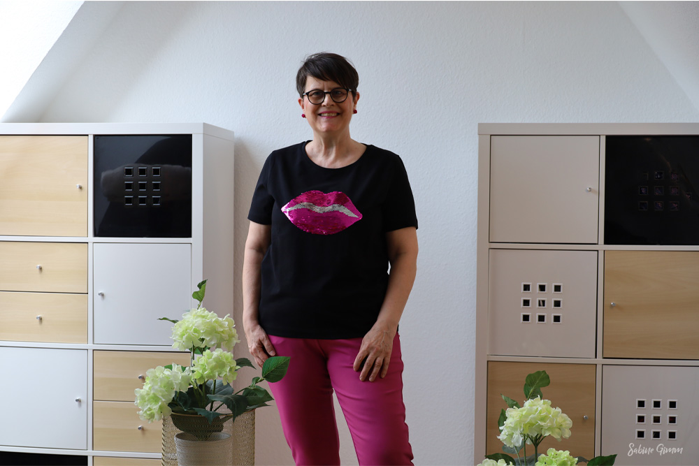 Shirt mit Wendepailletten und schmaler Hose 2 Shirt mit Wendepailletten und schmaler Hose