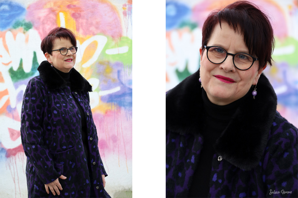 Strickmantel mit Leo-Muster lila